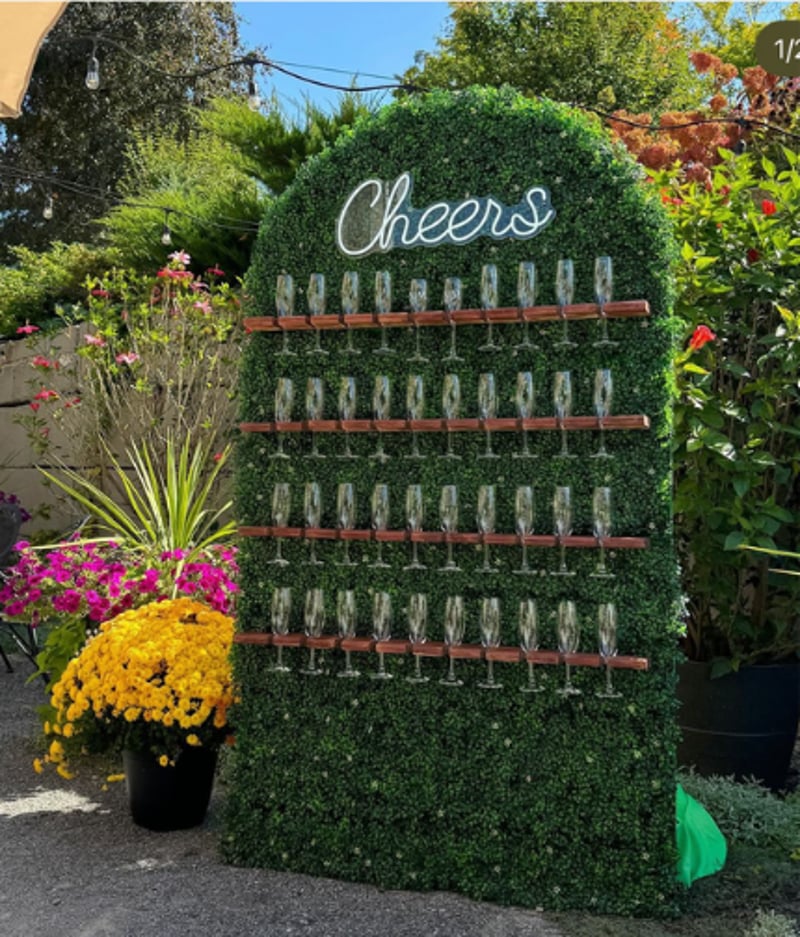 Champagne Wall - Hedge